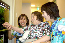 熱帯魚を見ながら笑顔の語らい