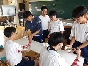 白杖を使用して