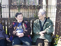 ベンチに腰掛ける2人の写真