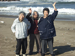 海辺の三人の写真