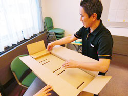 段ボールベッドの組み立て訓練