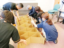 段ボールベッドの組み立て訓練