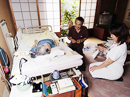 何十年もの間、
自宅で一人暮らしを続けている。